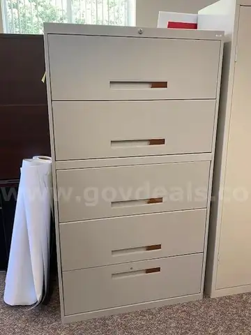 2 Metal filing cabinets