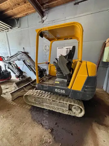 2005 Volvo EC35 Excavator w/ 3 Buckets