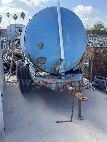 1982 UTILITY TRAILER WITH FIBERGLASS WATER STORAGE TANK