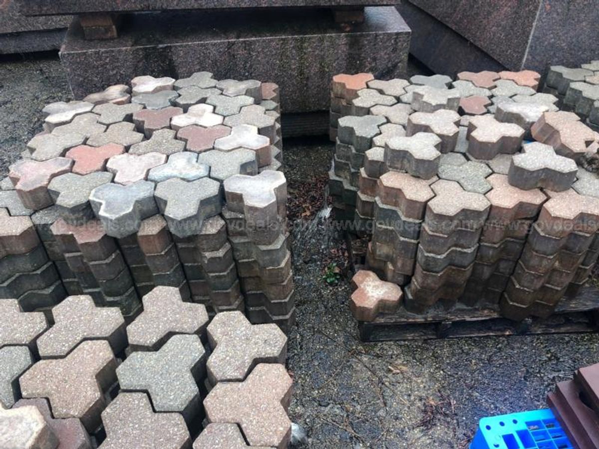 Lot of 5 Pallets of Y shape interlocking Paver Stones | GovDeals