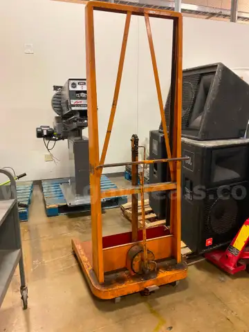 Century 1000 manual lift truck