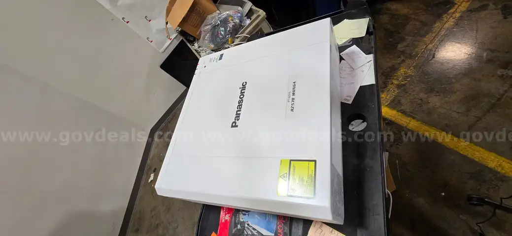 Panasonic RZ570 projector