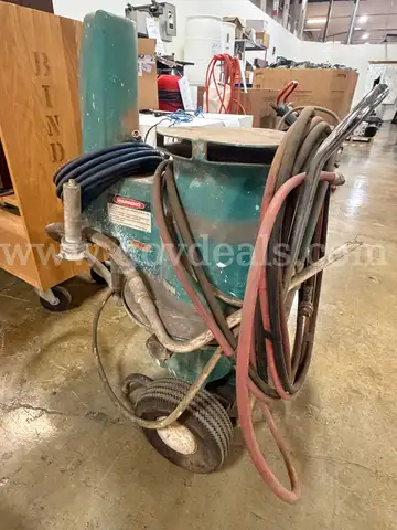 Pro-Grade Dustless Blasting DB500 Portable Pressure Pot Media Blaster