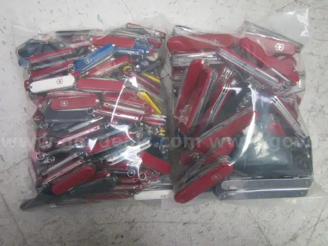 VICTORINOX LOT