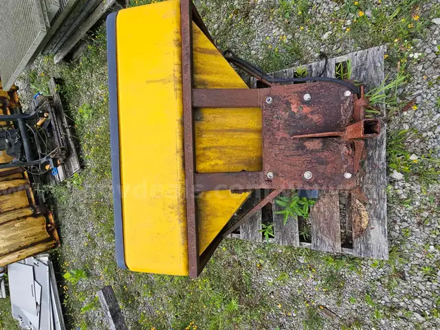 METAL SALT SPREADER