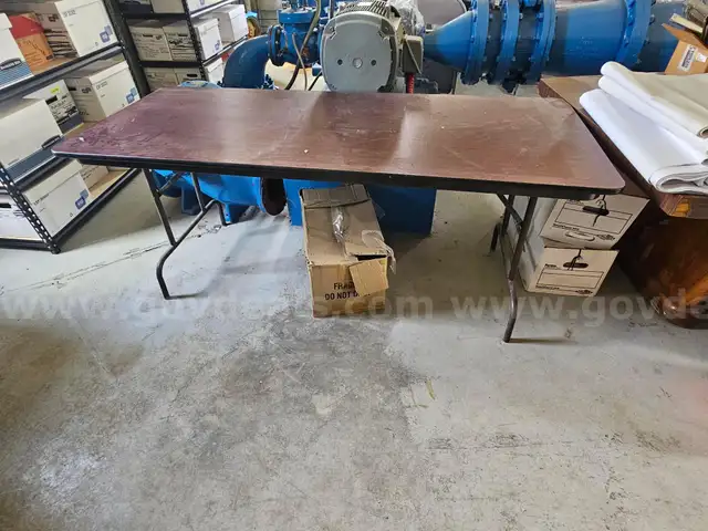 FOLDING TABLE