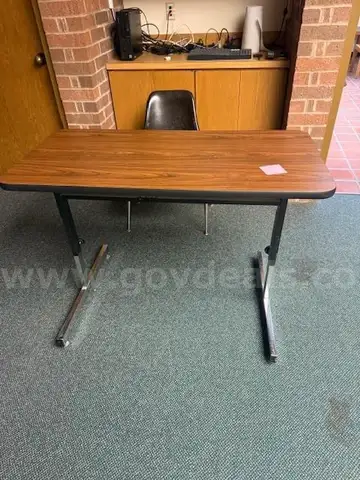 ADJUSTABLE TABLE