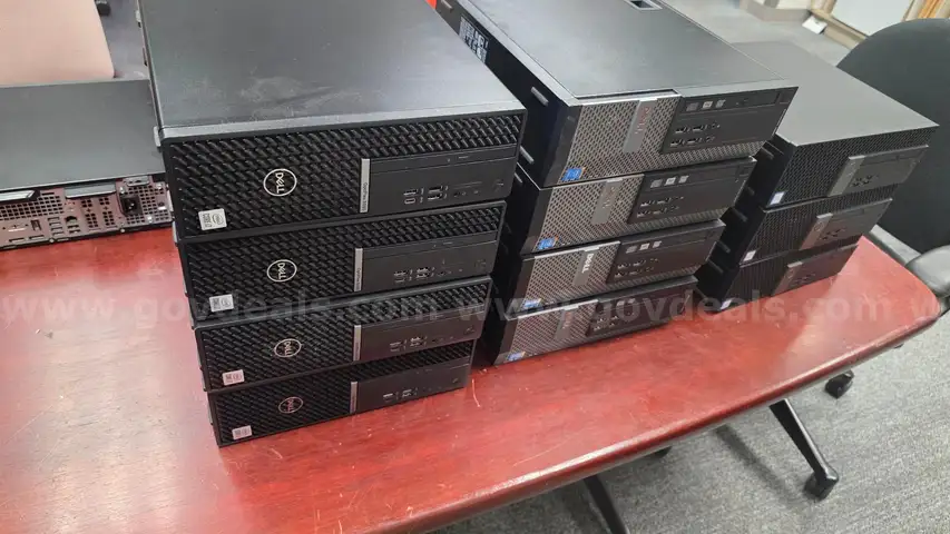 Lot of 18 desktop computers