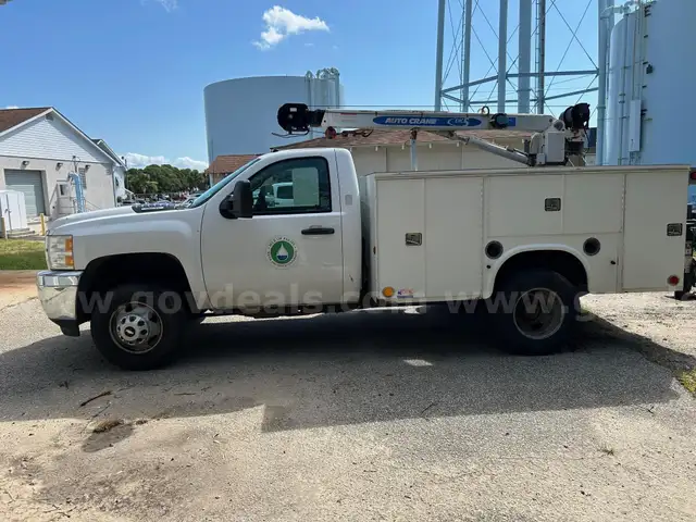 2013 Chevrolet Silverado C3500 w/ Auto Crane