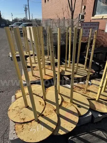 APPROX 31 YELLOW METAL SIGN POSTS