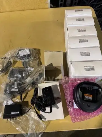 MOTOROLA PMPN4133A Single Radio Charger & POWER SUPPLYs
