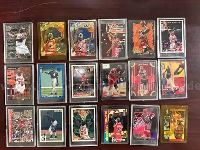 32 Sports Memorabilia Trading Cards