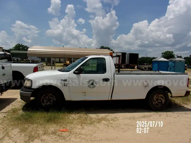2001 Ford F-150 XL Short Bed 2WD