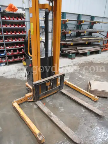 Blue Giant Pallet Truck