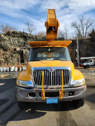 2005 International 4300 Altec Material Handling Bucket Truck