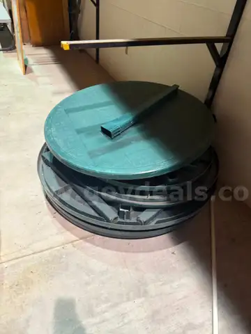 6 plastic green tables&#xA0;