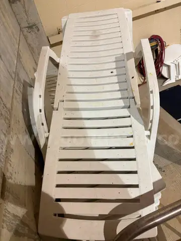 5 white plastic loungers
