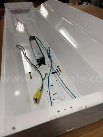 Lot #6 - Intertek 4' Light