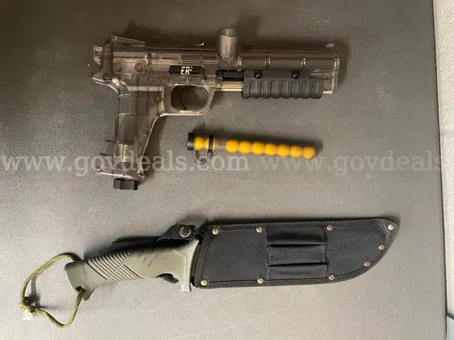 PAINTBALL GUN &#x26; MACHETE