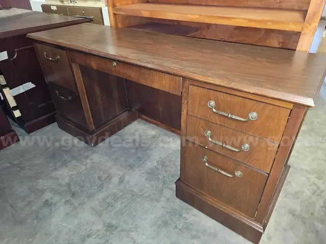 Narrow desk