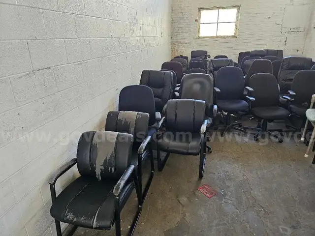Chair lot 2 - (approx 38 chairs total) - Approx 35 rolling chairs - 3 guest chairs