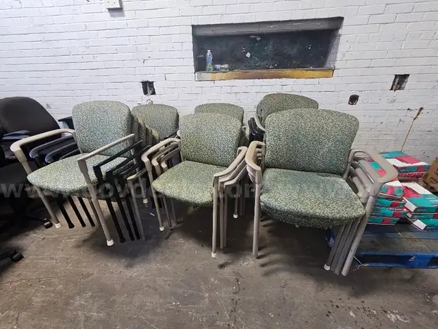 Chair lot 3 - 19 green stackable cloth guest chairs