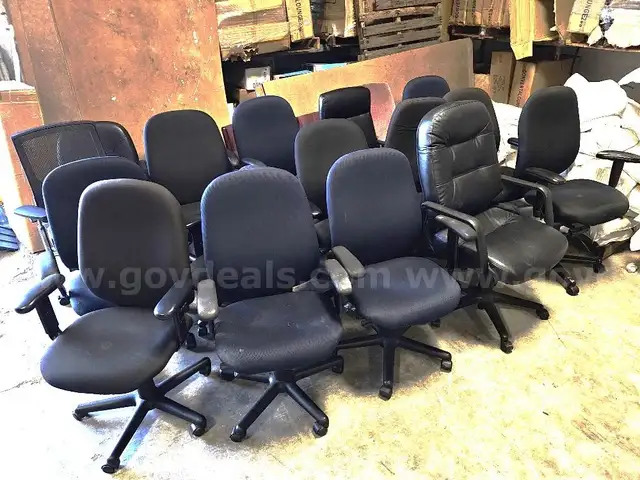 Chair Lot 4 - (19 chairs total) - 15 rolling chairs / 5 red guest chairs