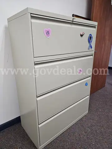 4-drawer lateral cabinet metal - lockable, has key