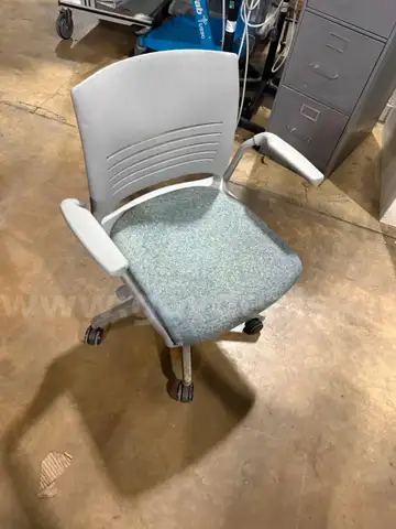 Grey Rolling Office Chair – Fixed Arms, Upholstered Seat
