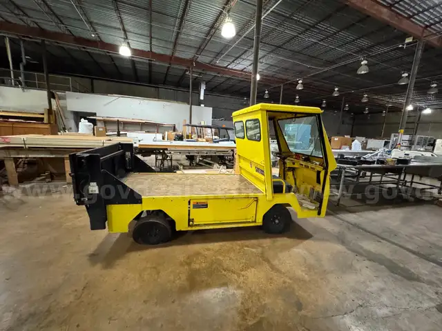 Cushman Titan 48V 2PASS Flatbed Utility Truck with Tommy Gate Hydraulic Lift - non-running