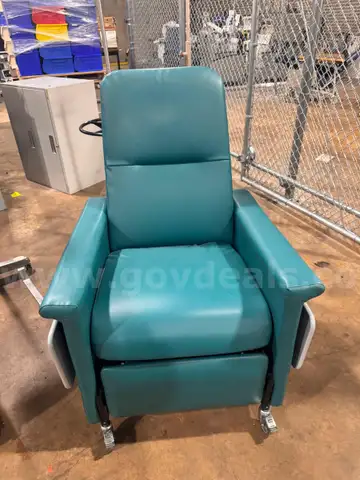 Champion Manufacturing "The Classic" Clinical Care Recliner XXL