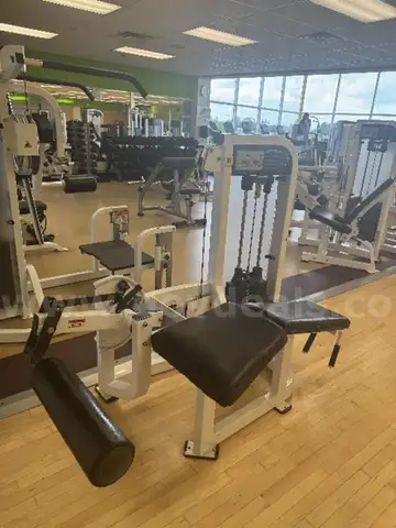 Prone leg curl machine