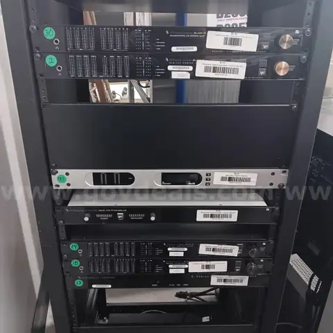 LOT: 2 Audio racks with Amps / Blades