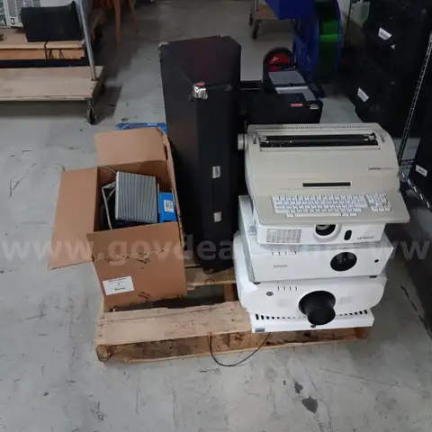 Lot: Desktops / Projectors / Hotspots / Audio - Untested