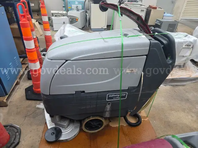 AUTO FLOOR WET SCRUBBER - Salvage for parts only
