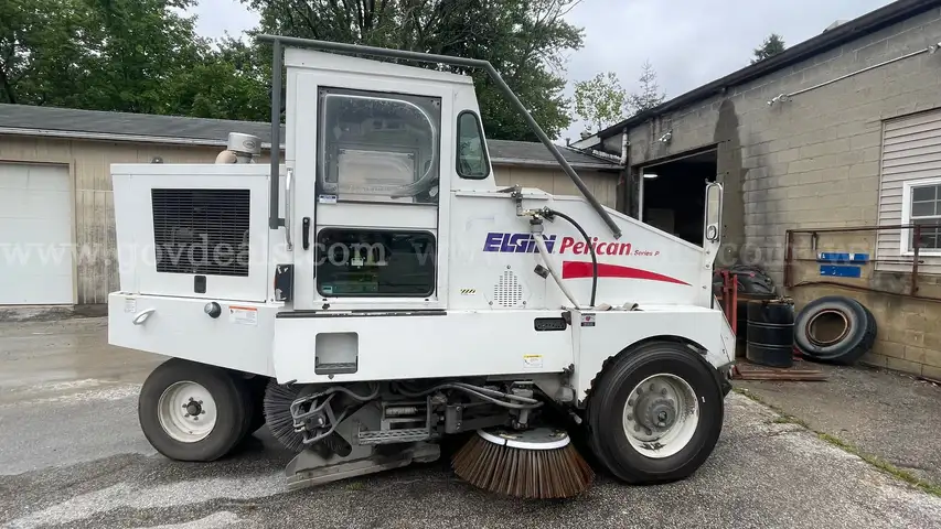 2003 Elgin / Pelican "P" Streetsweeper
