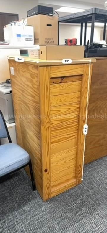 5 Drawer Wooden Dresser GovDeals   94 2961 1 