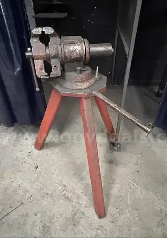 (1) Large Red Standing Vice