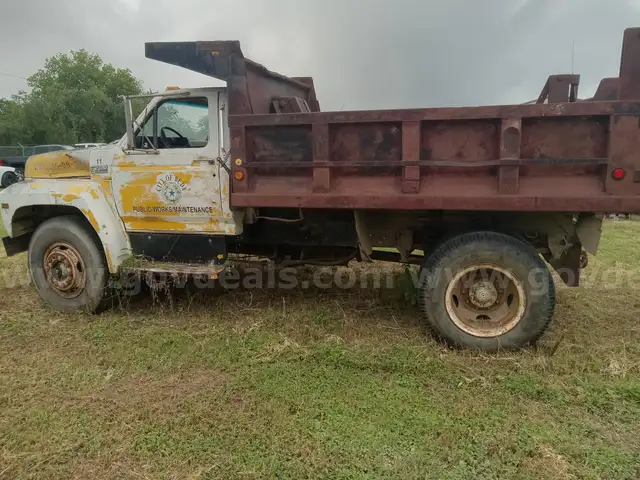 1993 Ford F700F Dump Truck