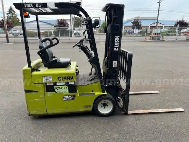 TMX25 CLARK ELECTRIC FORKLIFT