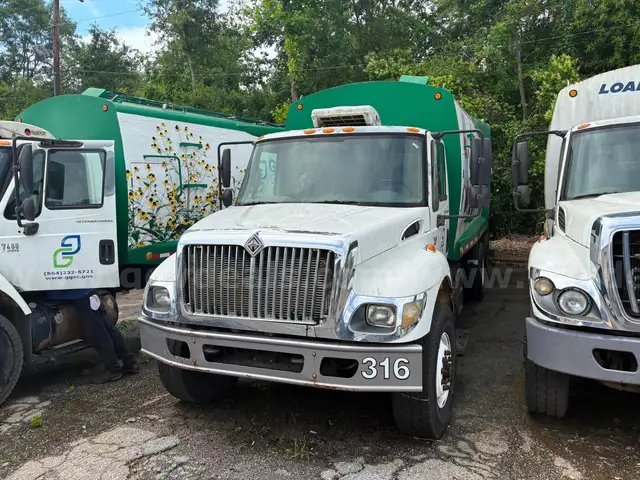 2006 International 7400 Garbage Truck