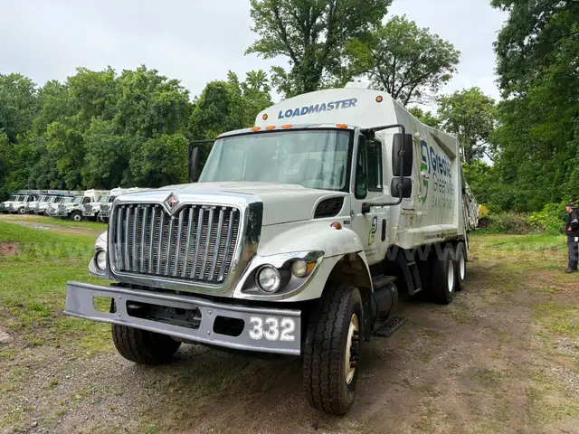 2010 International 7400 Garbage Truck