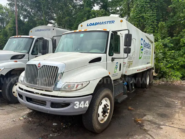 2016 International 7400 Garbage Truck
