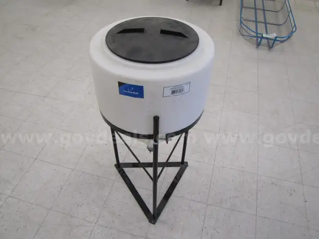 Plastic storage container