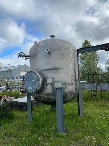 Large tank with atachments