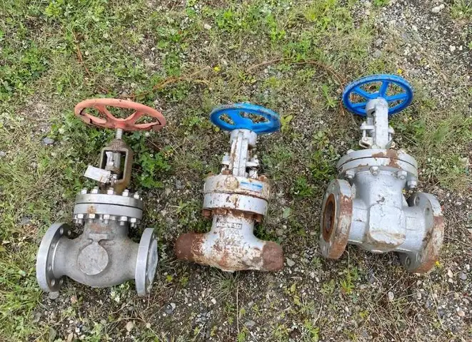 Assortment of gate valves