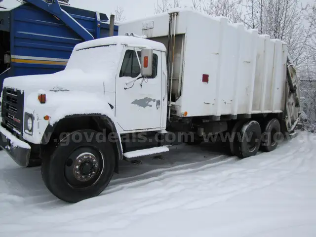 1989 International F-1954 Garbage Truck