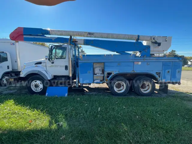 2004 International Bucket Truck 7400