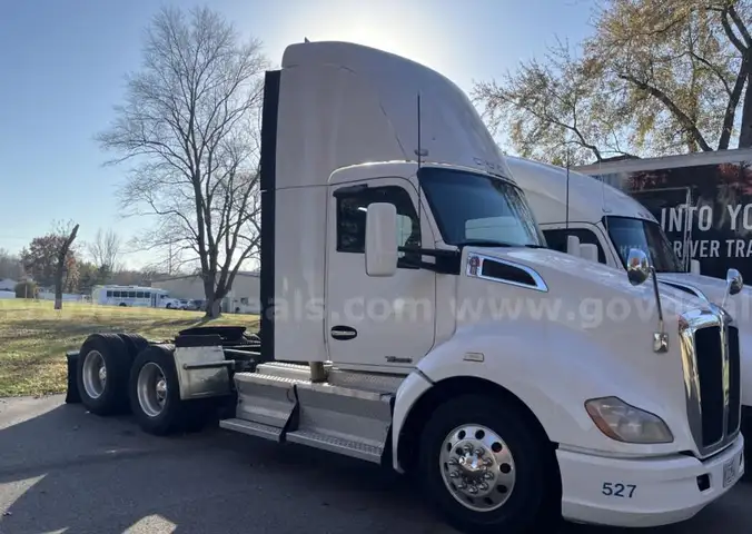 2015 Kenworth T680 Day Cab
