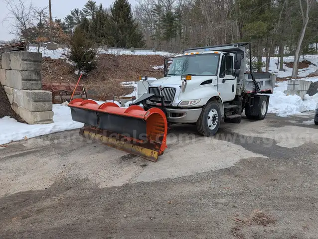 2014 International 4300 with 10' plow and all-season body (sand/salt spreader built-in)